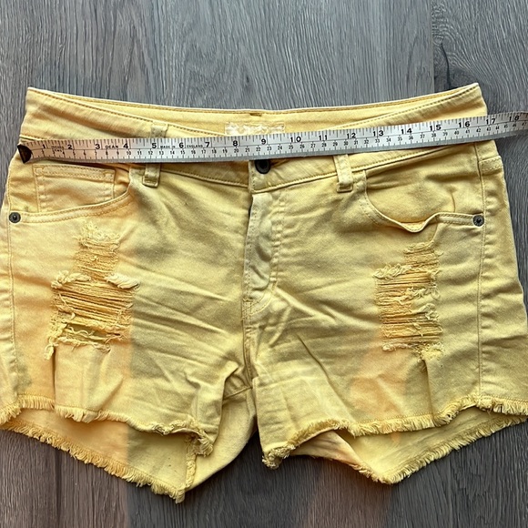 Guess Yellow Denim Distressed Shorts with frayed edges - Picture 5 of 9